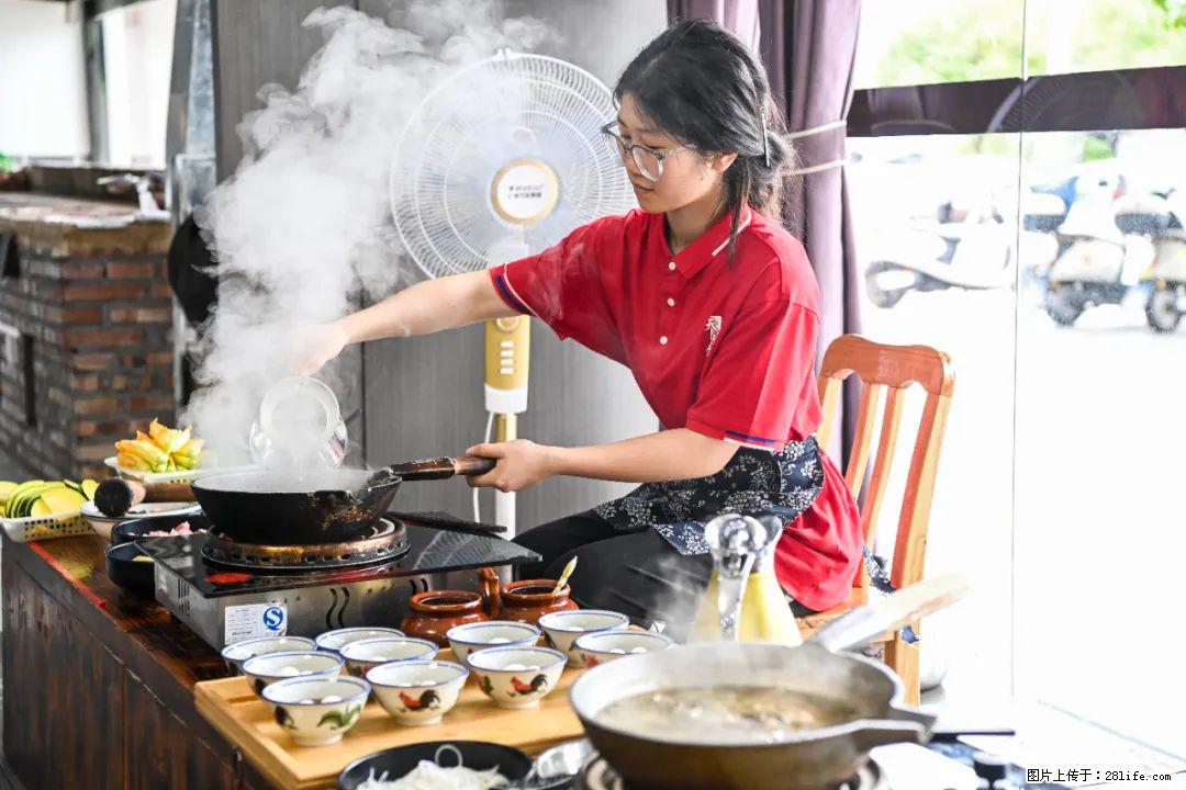 全网追的“扁担女孩”，找了一份暑假工，时薪12元 - 文山生活资讯 - 文山28生活网 ws.28life.com